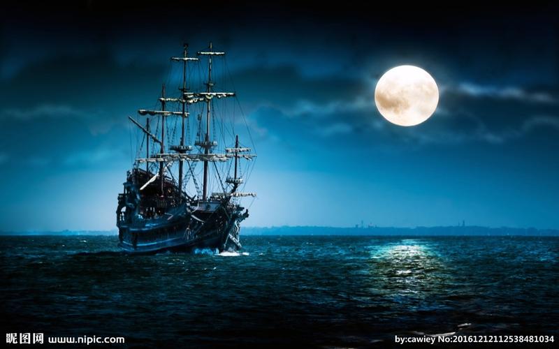 月夜大海上的船图片